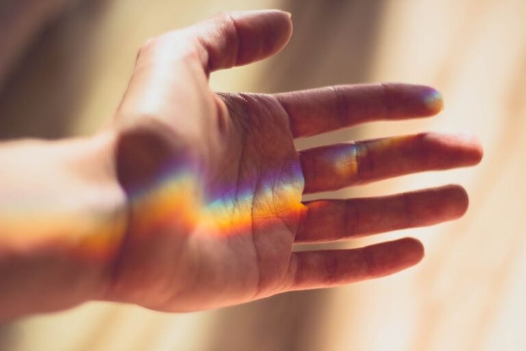 Hand met regenboog erop Pexels - seksuele geaardheid en genderidentiteit lhbti
