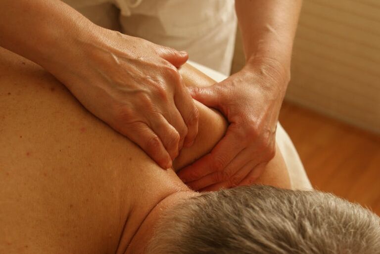 Man krijgt massage in schouder Pexels - chronische pijn
