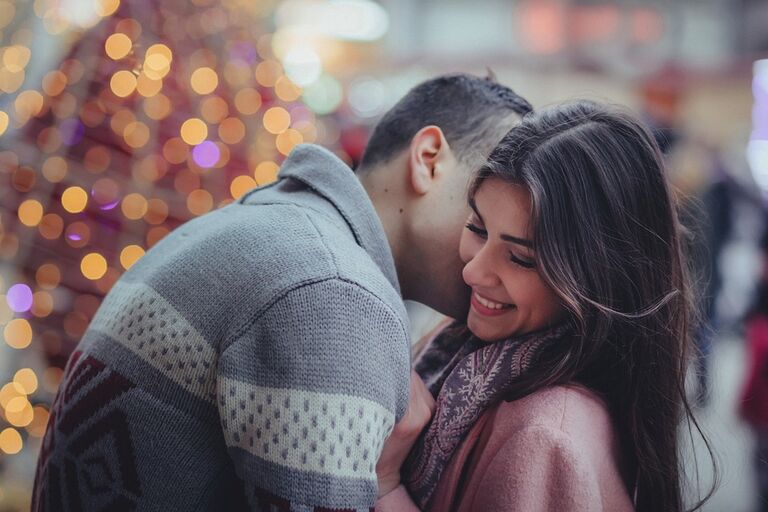 Man kust vrouw in haar nek Pixabay - seksualiteit