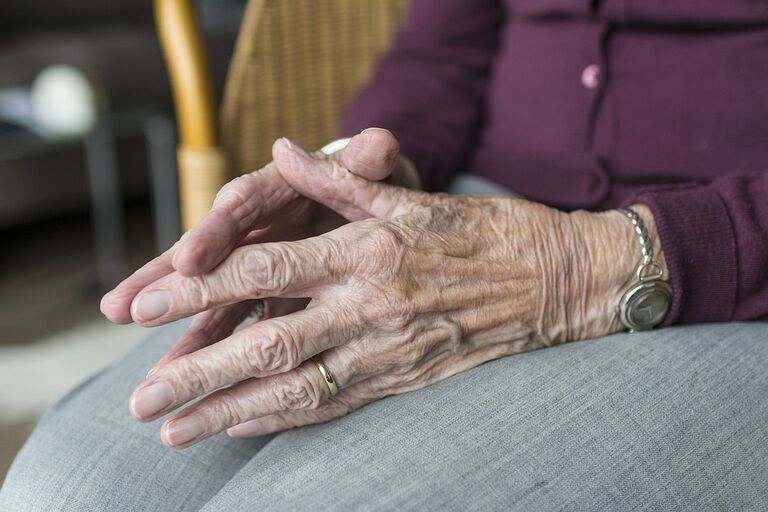 Handen oudere vrouw Pixabay - ouderenmishandeling