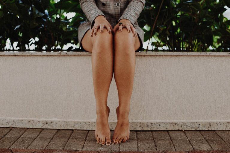 Vrouw met benen bij elkaar Pexels - pijnproblemen tijdens het vrijen