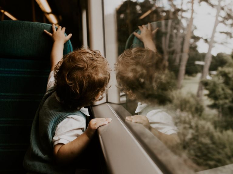 Kind in trein